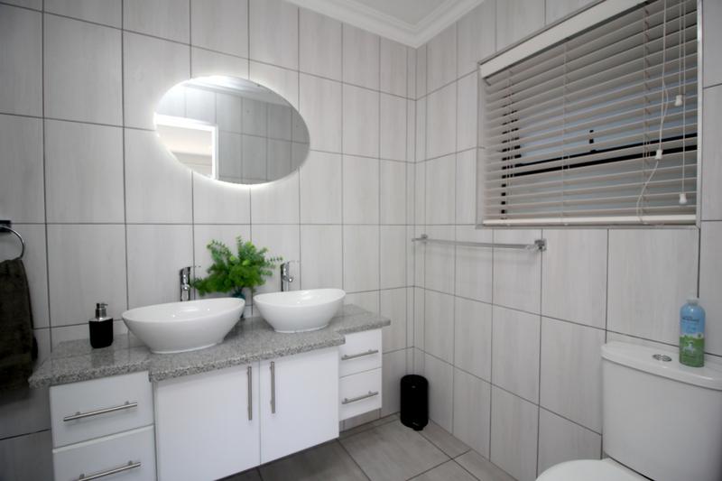 5 Bedroom Property for Sale in Reebok Western Cape